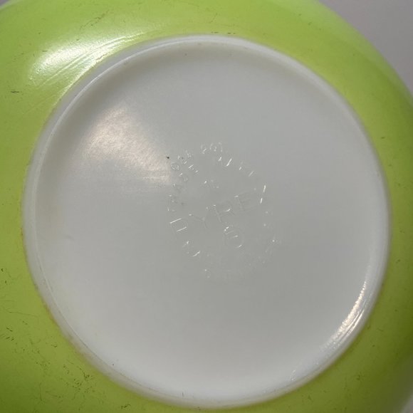 Vintage Pyrex Lime Green 024 Round Casserole 2 qt Baking Dish Milk Glass - Picture 8 of 8